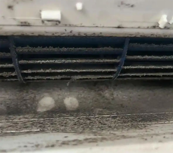 平川空调吹的风有股烧焦味是怎么回事